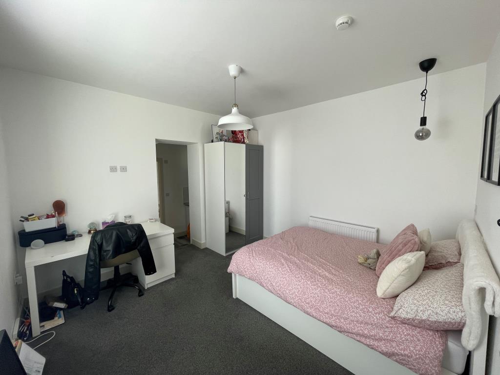 Lot: 61 - WELL PRESENTED SIX-BEDROOM HOUSE OF MULTIPLE OCCUPATION PROVIDING GOOD RENTAL INCOME - Room five bedroom
